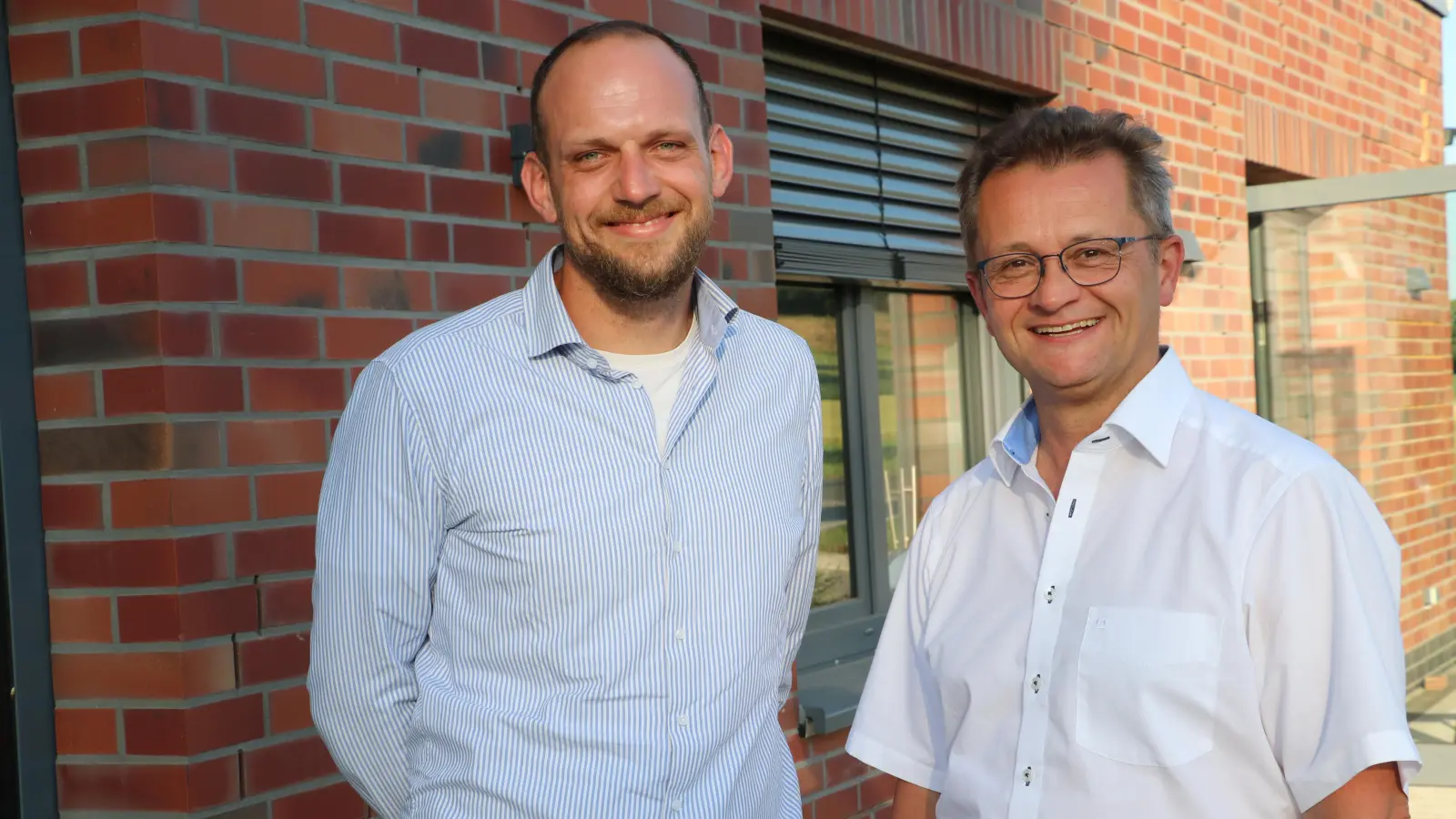 Arbeiten zusammen: Patrick Bobbert (li.) und Bürgermeister Jörn Wedemeier. (Foto: gi)
