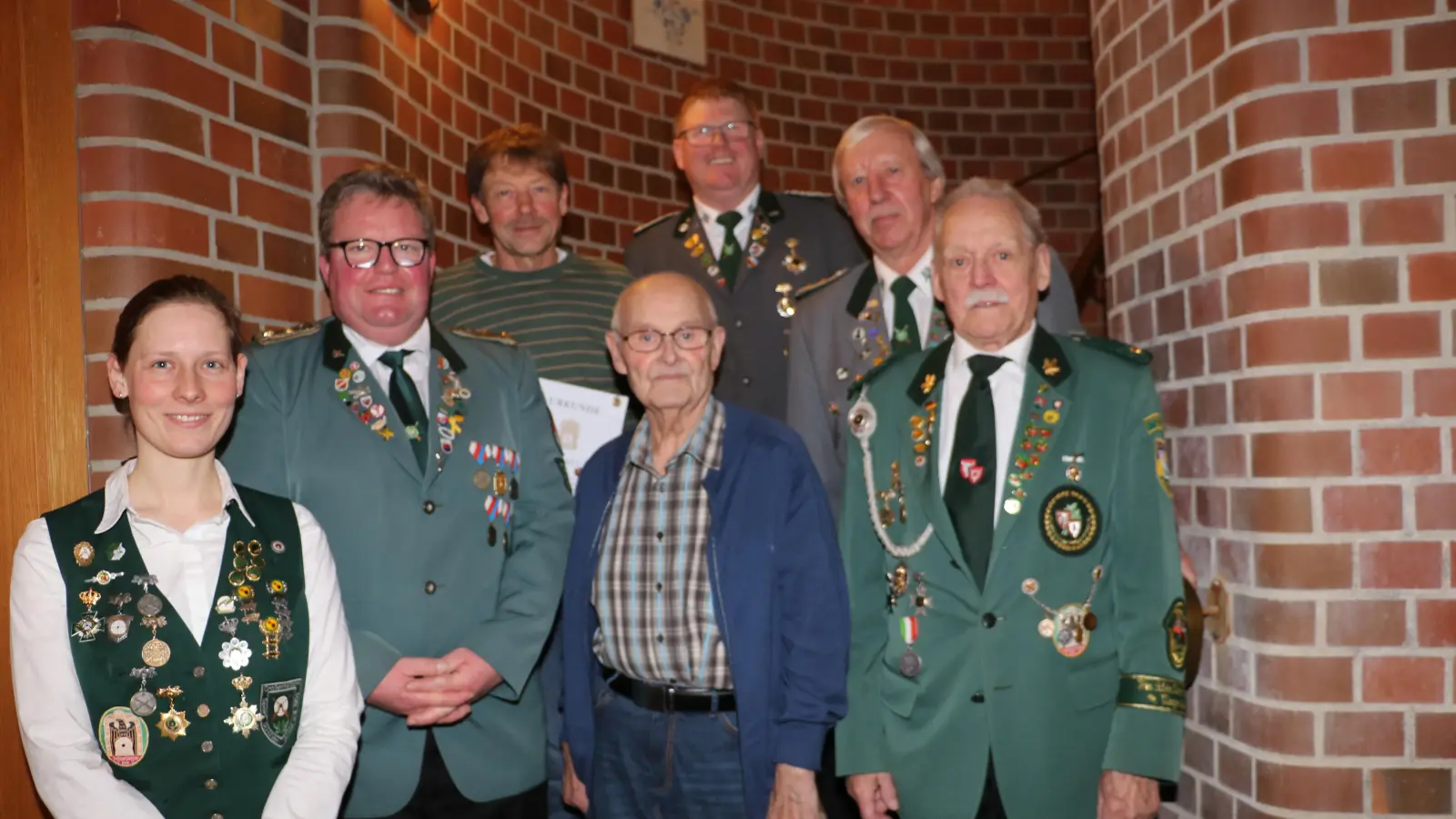 Ehrung (v.li.): Caroline Möller, Jobst-Wilhelm Rust, Bernd Möller, Willi Wiebking, stellvertretender Vorsitzender Tobias Bender, Raimund Staar und KSV-Vizepräsident Günter Kaspar. (Foto: gi)