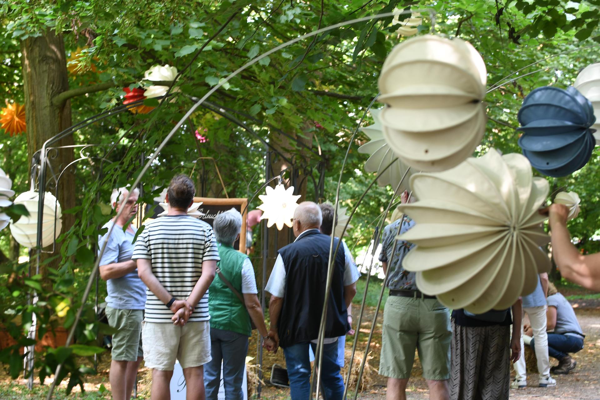 Drei Tage lang verwandelte sich das Rittergut Remeringhausen in ein Paradies für Garten- und Kunstliebhaber: Das beliebte Fest „Romantic Garden“ feierte seinen 25. Geburtstag. Bei strahlendem Sommerwetter strömten zahlreiche Besucherinnen und Besucher auf das idyllische Gutsgelände, um ein abwechslungsreiches Programm aus Ausstellungen, Musik und kulinarischen Angeboten zu genießen. Die gut gelaunten Gäste und das hervorragende Wetter sorgten für beste Stimmung, und auch die Aussteller zeigten sich rundum zufrieden. (Foto: nd)