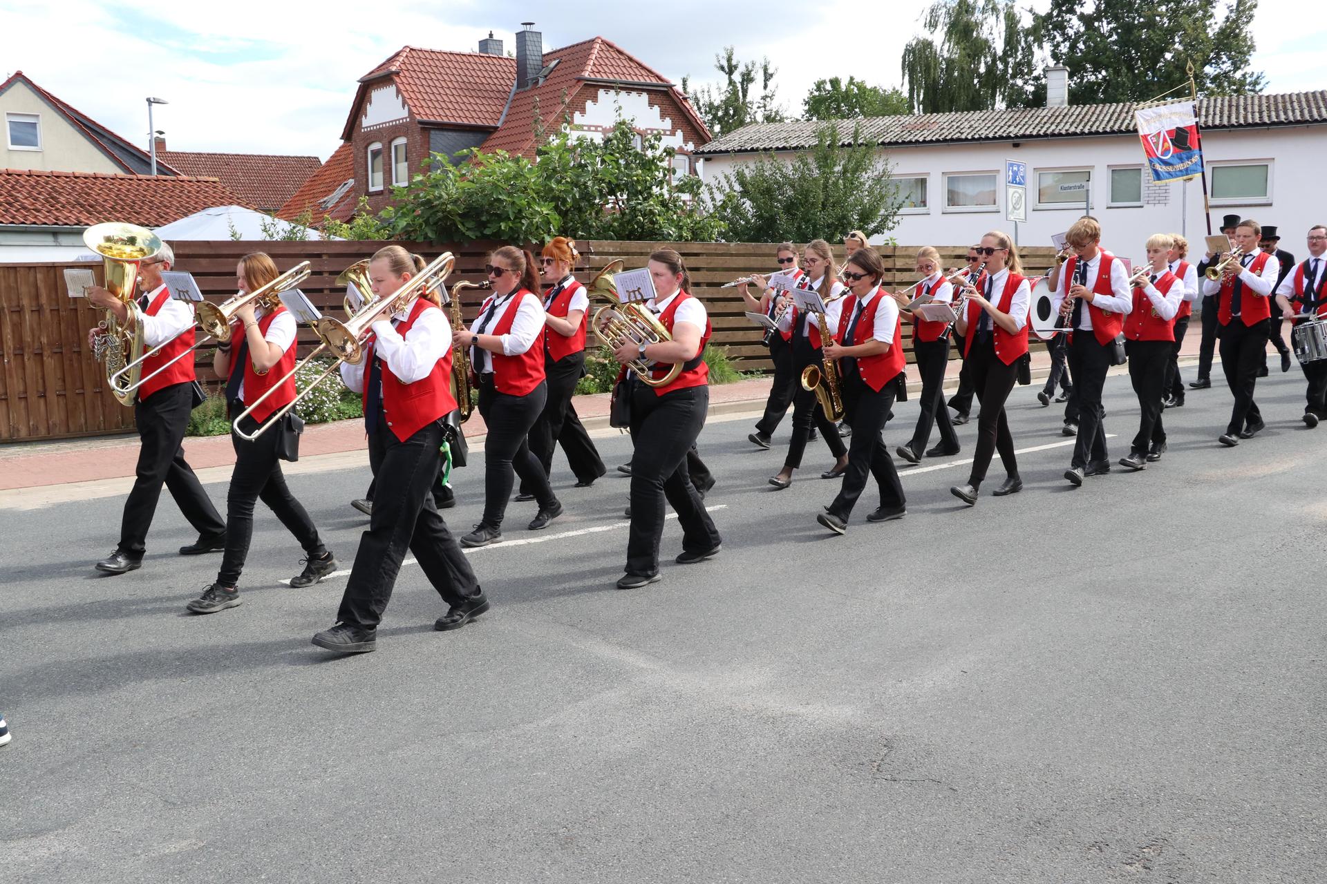 Für die Musik sorgte im Festumzug unter anderem der Musikzug Kolenfeld.  (Foto: gi)