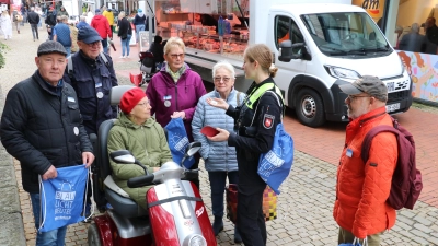 Gespräche: Kontaktbeamtin Catharina Bode und die SfS informieren auf dem Wochenmarkt. (Foto: gi)