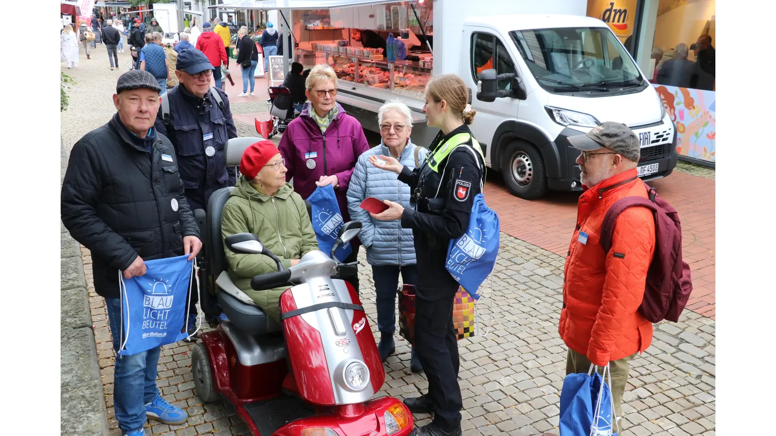 Kontaktbeamtin Catharina Bode und die SfS informieren die Besucher des Freitagmarktes über den Schutz vor Taschendiebstählen.  (Foto: gi)
