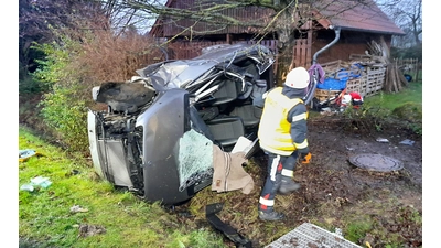 Im Dezember kam eine Frau mit ihrem Fahrzeug auf der Deinser Straße in Richtung Schierneichen von der Fahrband ab, sie wurde nur leicht verletzt. Das Foto zeigt das völlig zerstörte Fahrzeug. (Foto: privat)