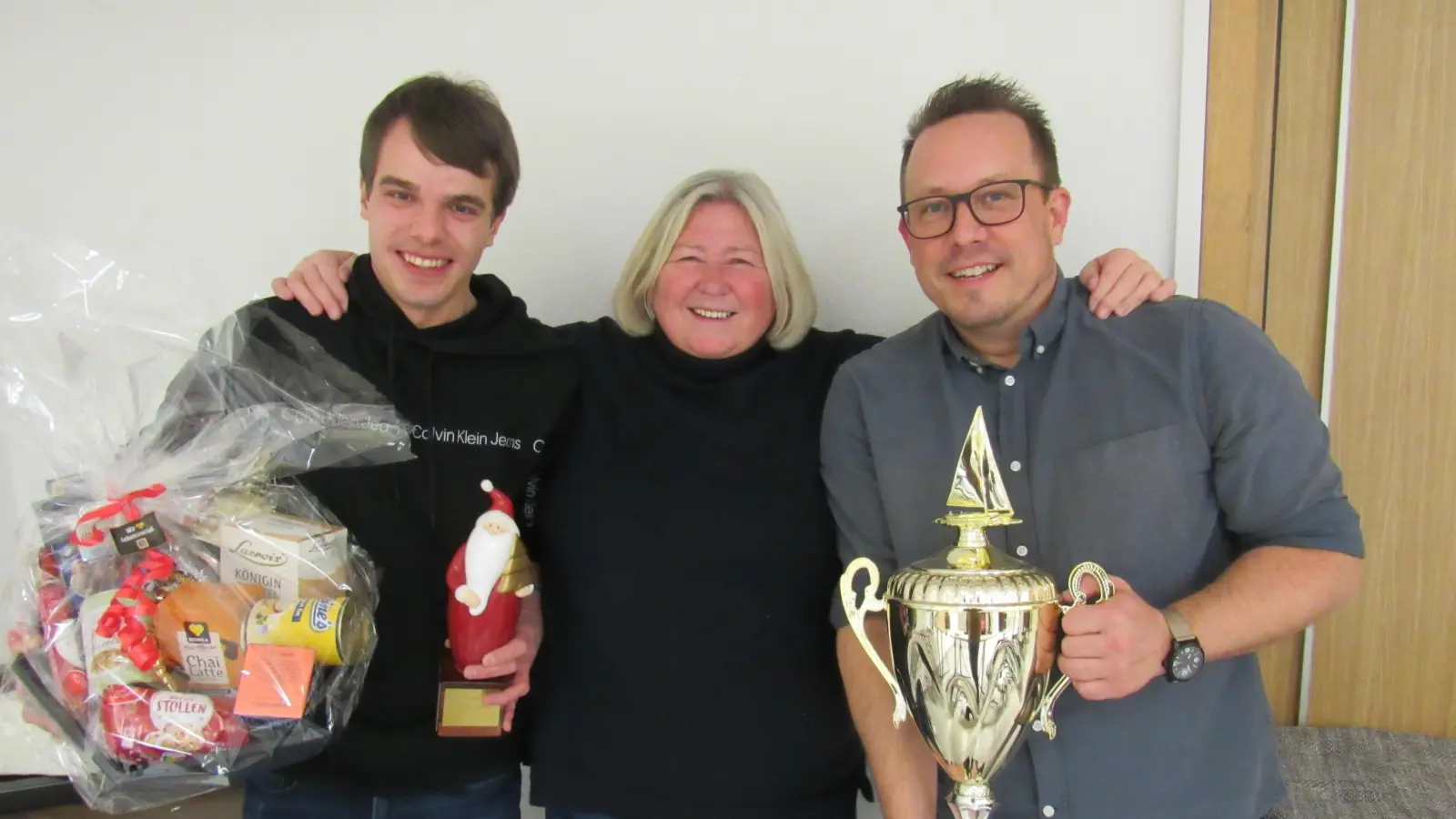 Bei der Siegerehrung (v.li.): Marius Ziadak, Christiane Schweer und Michael Neubacher. (Foto: privat)