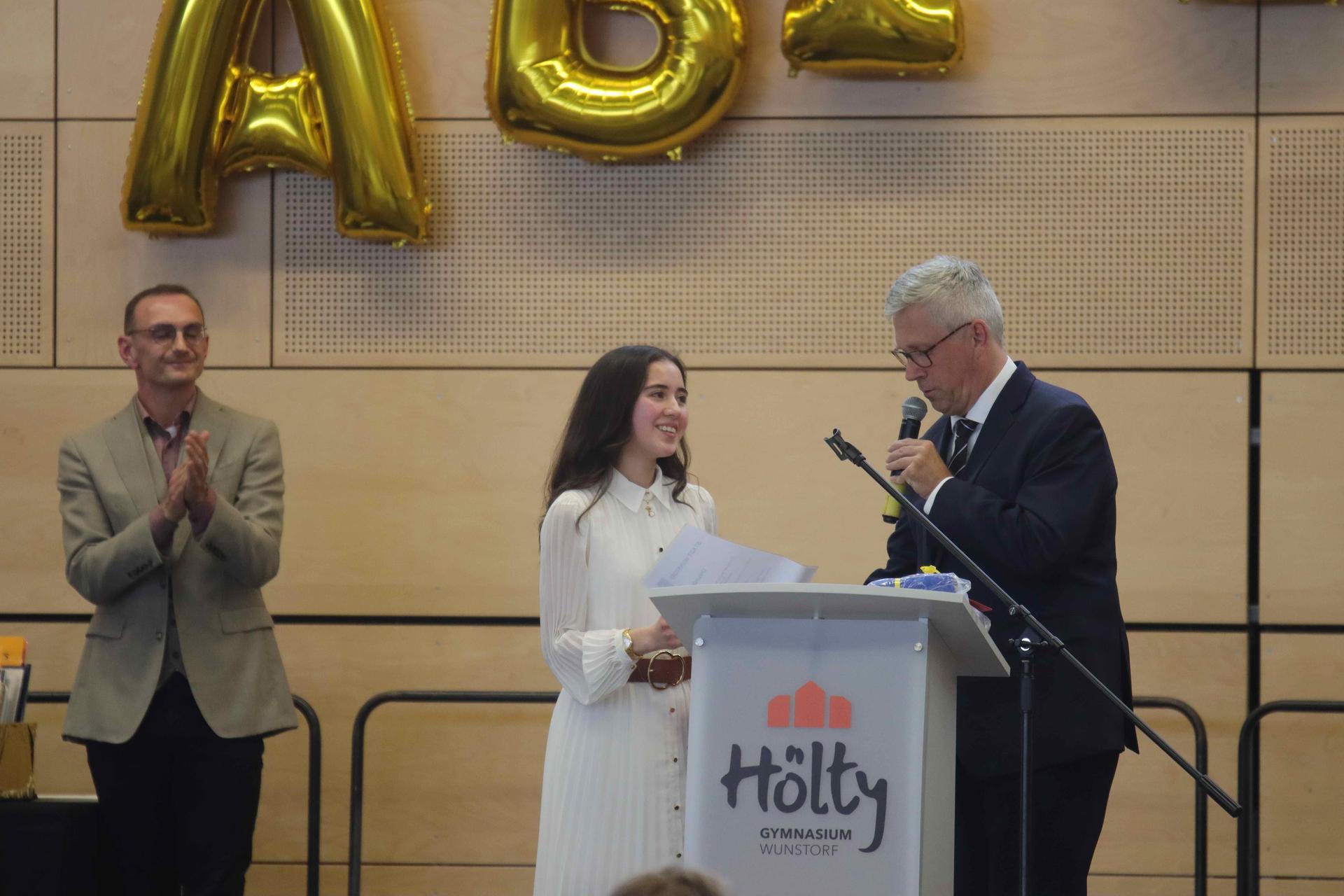 Wird von Bürgermeister Carsten Piellusch ausgezeichnet: Die Jahrgangsbeste Clara Maria Brüser. (Foto: tau)