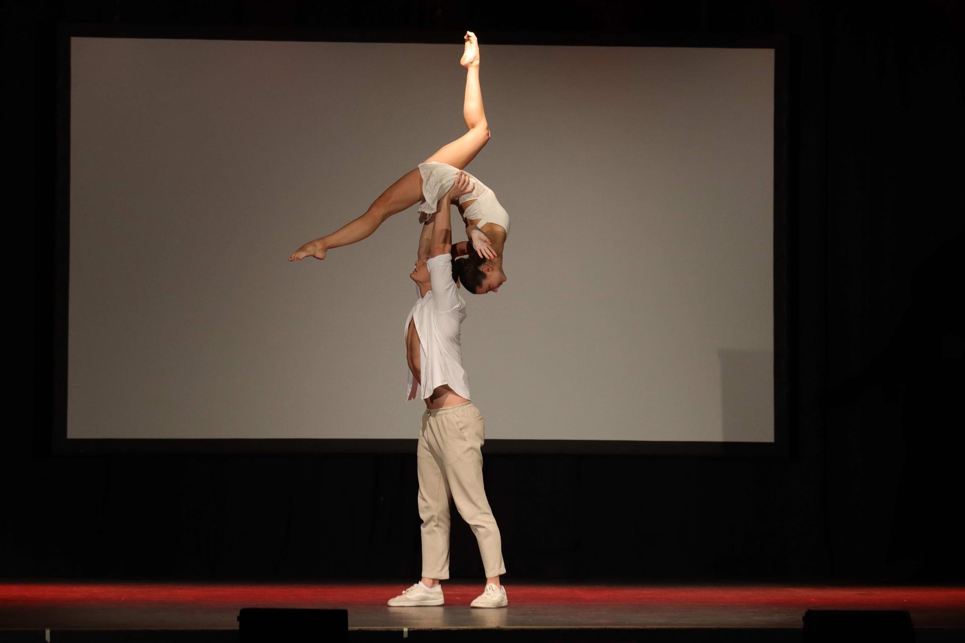 Beeindruckend: Sara und Nikolas verbinden als Duo SuN dynamischen Tanz mit kraftvoller Partnerakrobatik.  (Foto: tau)