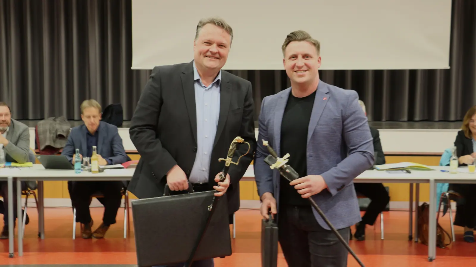 Haben das Sagen beim Schützenfestumzug: Der Mesmeroder Leon Troschke (re.) und der Kolenfelder Nils Thöldtau. (Foto: gi)