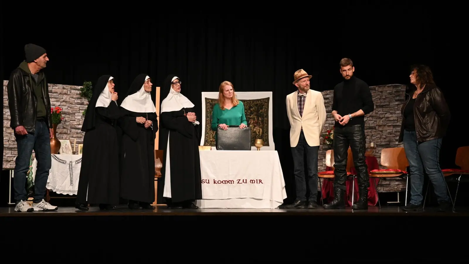 Auf der Bühne des Stadttheaters: Ganoven und Nonnen. (Foto: Harald Möller)