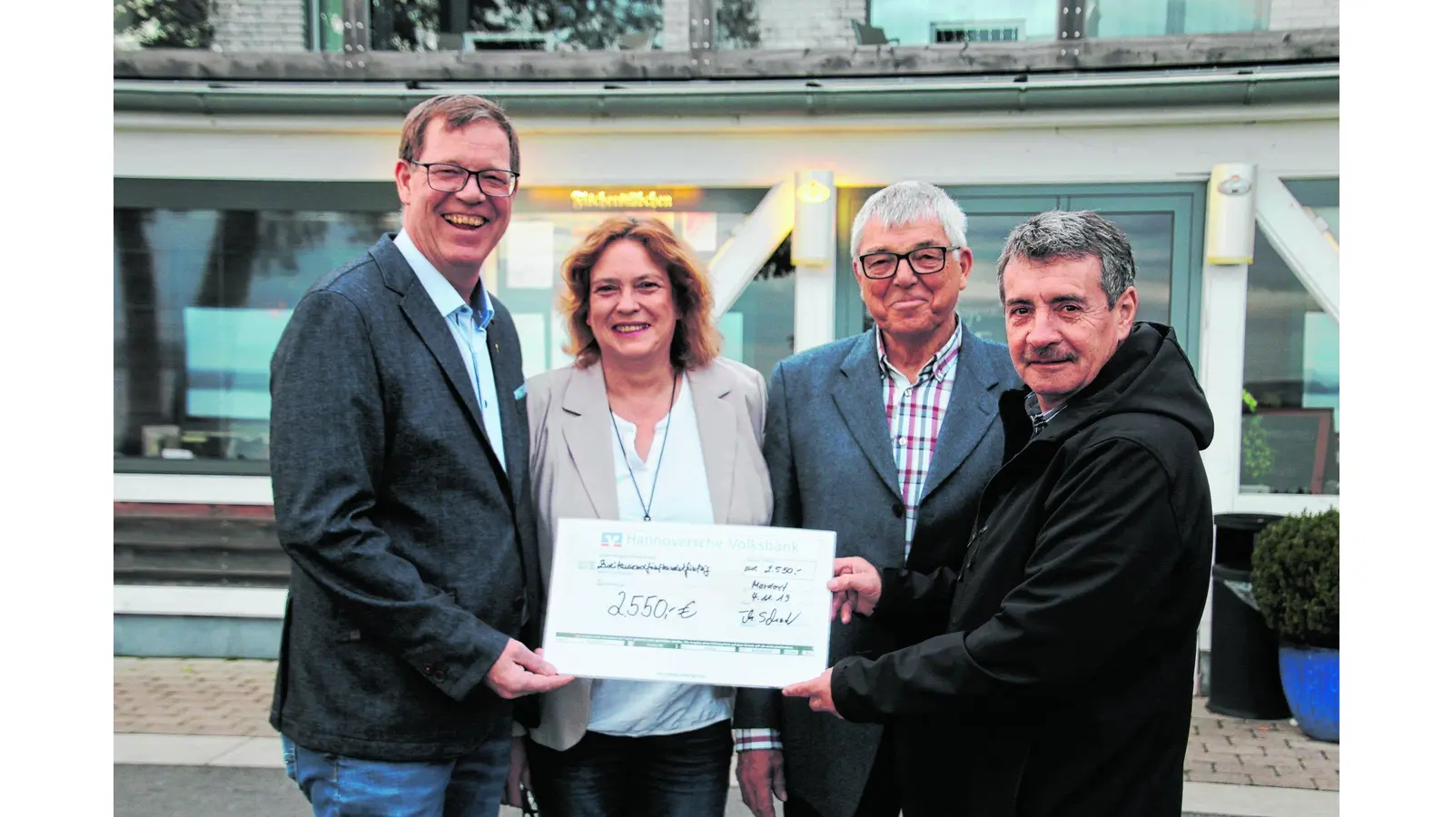 Fischerstübchen spendet 2550 Euro (Foto: gi)