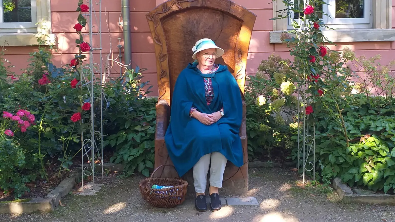 Auf dem Märchenthron: Eine Märchenerzählerin. (Foto: privat)