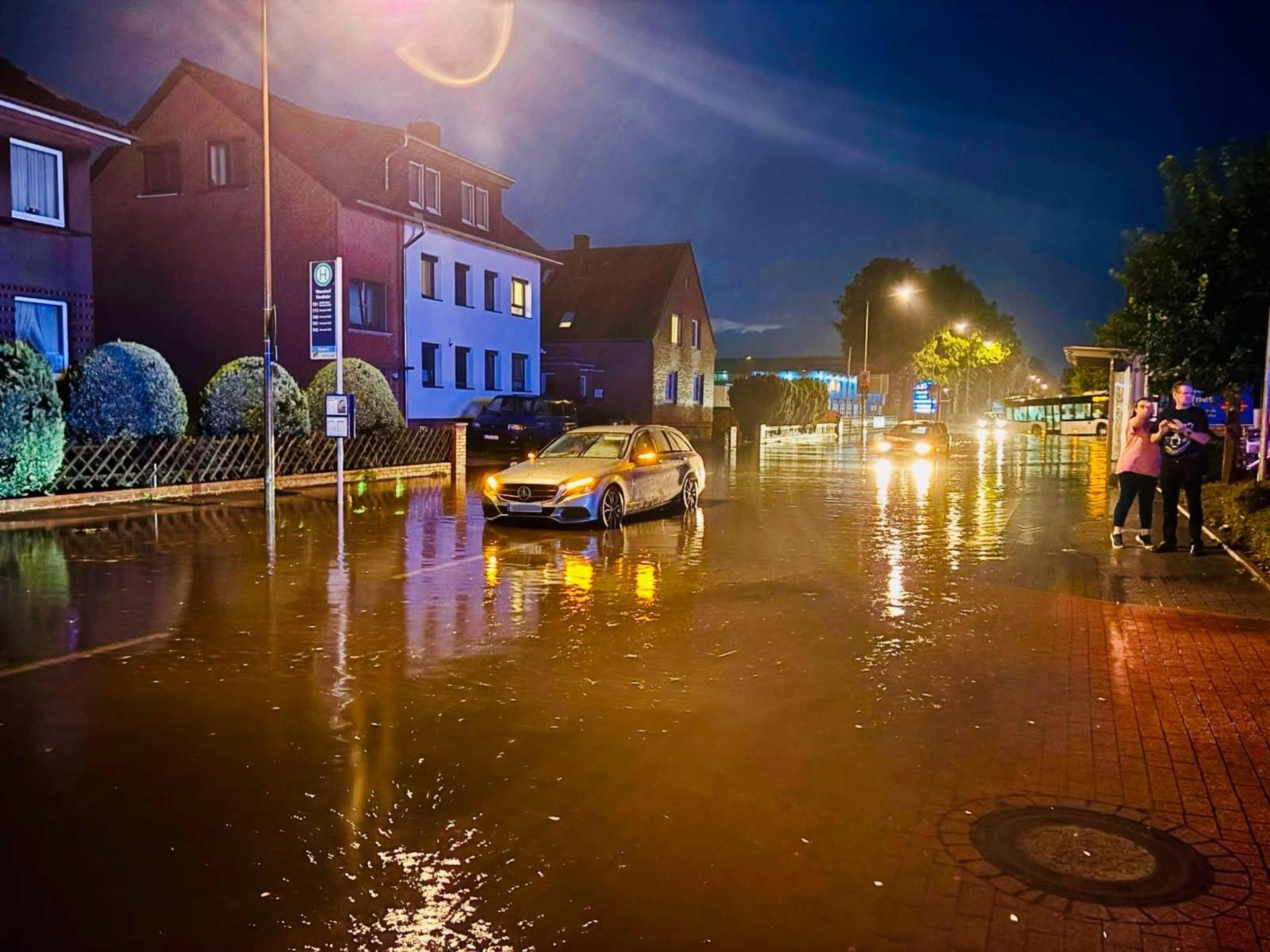Nach dem Unwetter: Überschwemmte Straßen. (Foto: Feuerwehr)
