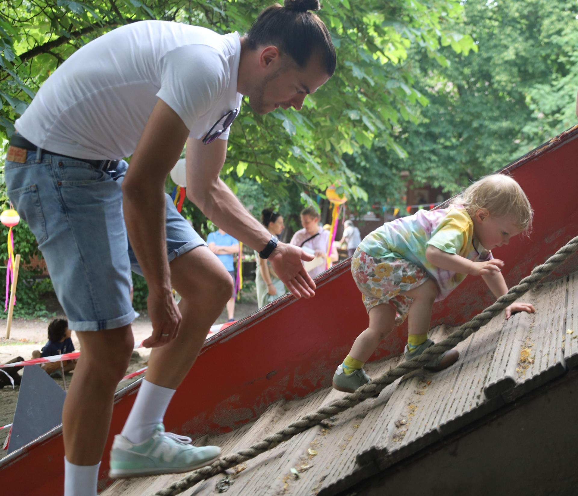 Auf Entdeckungsreise: Familien erobern die Spielgeräte. (Foto: privat)