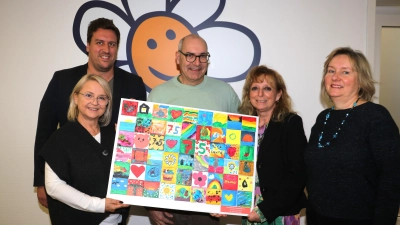 Bild übergeben (v.li.): Heike Kröger, Timm Troschke, Henning Radant (alle Stadtwerke) sowie Helga Radtke und Antje Overmeyer vom Kunstverein. (Foto: gi)