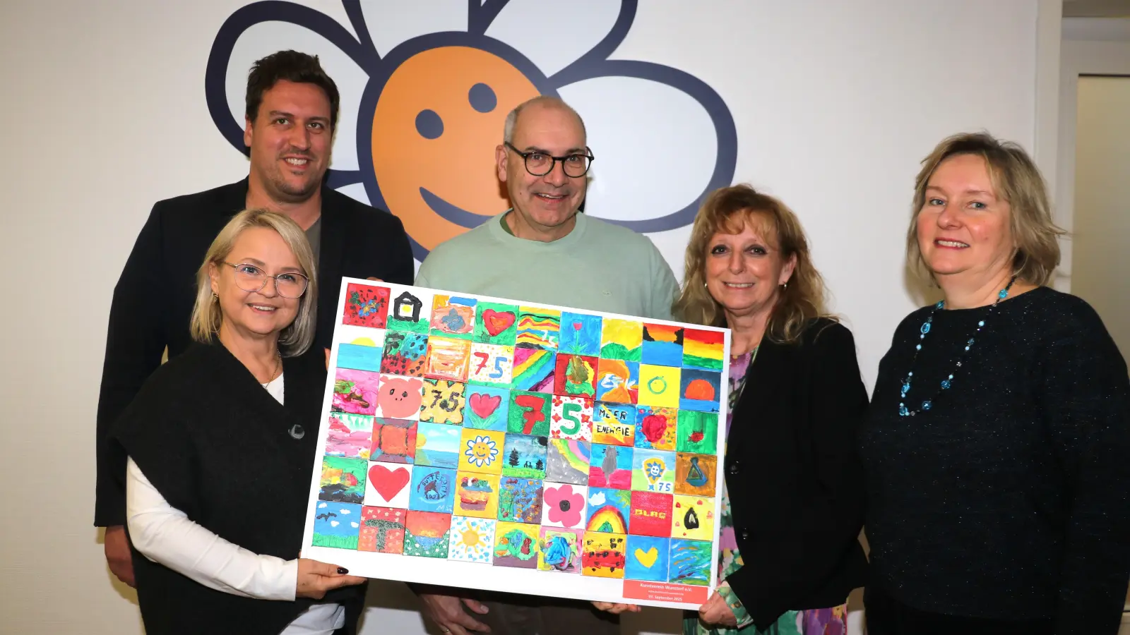 Bild übergeben (v.li.): Heike Kröger, Timm Troschke, Henning Radant (alle Stadtwerke) sowie Helga Radtke und Antje Overmeyer vom Kunstverein. (Foto: gi)