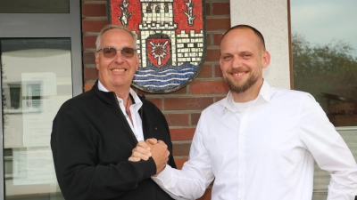 Vor dem Rathaus: Heiko Bothe (li.) gratuliert Patrick Bobbert zur Wahl. (Foto: gi)