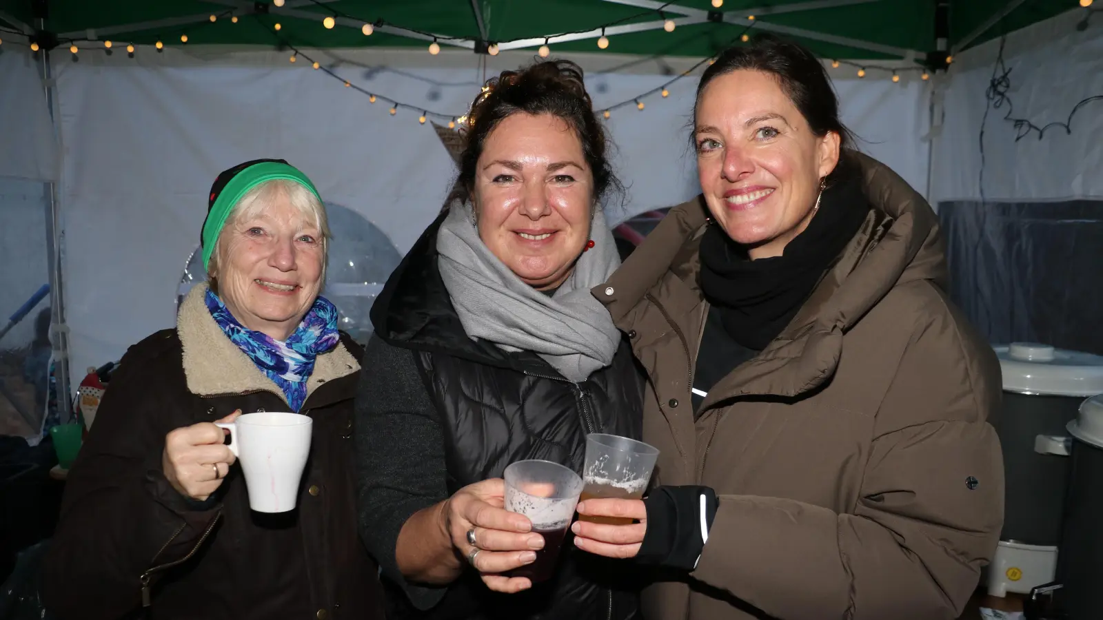 Haben Getränke-Neuheiten gereicht (v.li.): Petra, Pam und Jessica. (Foto: gi)