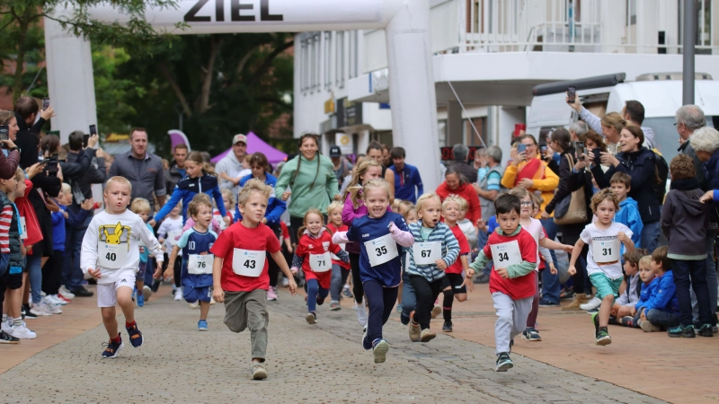 Geben alles und haben Spaß: Die jüngsten Läuferinnen und Läufer. (Foto: tau)