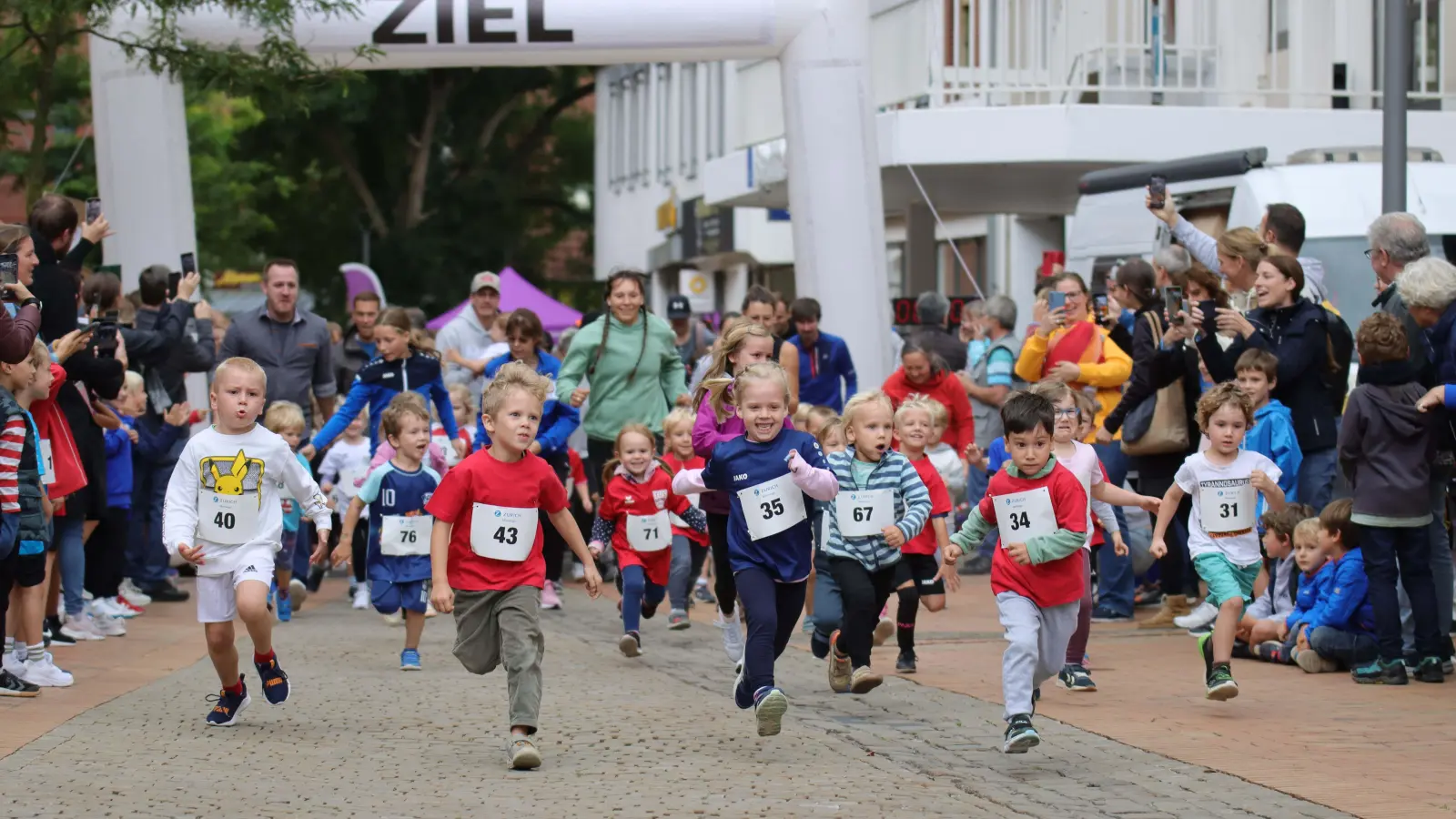 Geben alles und haben Spaß: Die jüngsten Läuferinnen und Läufer. (Foto: tau)