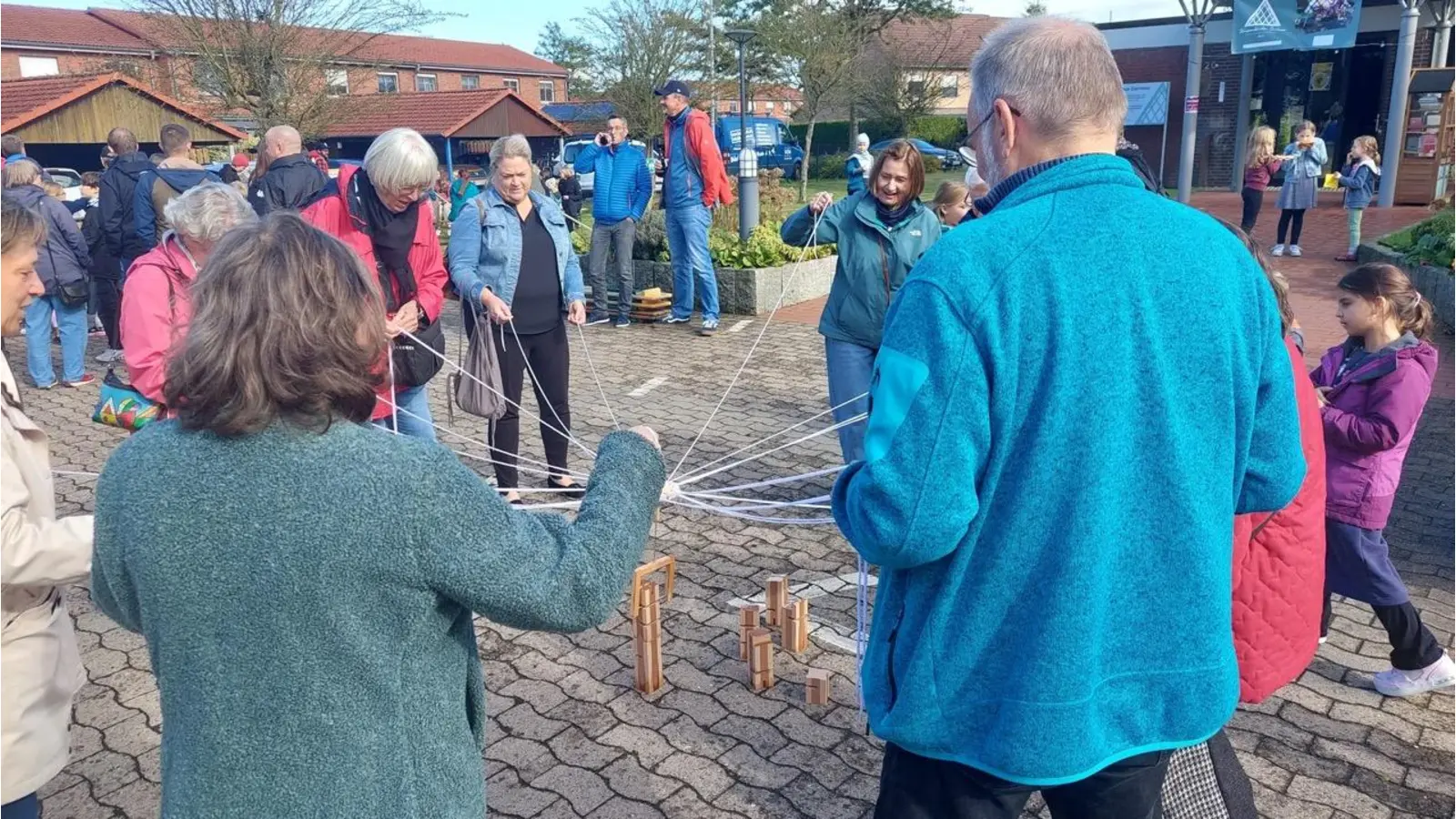 Für Groß und Klein: Spiele auf dem Platz vor der Corvinuskirche. (Foto: privat)