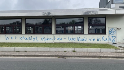 Sachbeschädigung: Eine Werkhalle ist mit politischen Parolen beschmiert. (Foto: privat)