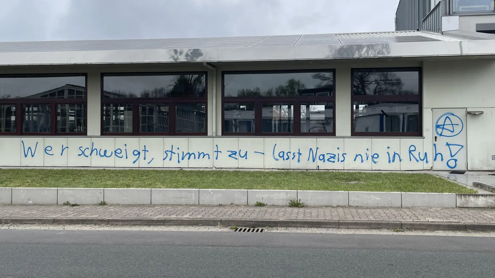 Sachbeschädigung: Eine Werkhalle ist mit politischen Parolen beschmiert. (Foto: privat)