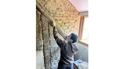 Mit der nötigen Anleitung ist Lehmputz relativ einfach zu verarbeiten. (Foto: IG Bauernhaus)