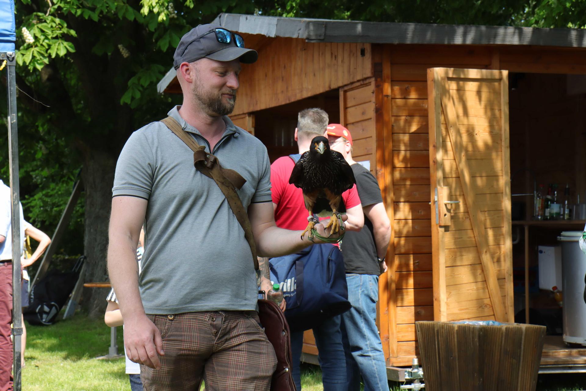 Hat den Greifvogel Carlos auf dem Arm: Artem Koltsov vom Unternehmen SkySailors. (Foto: tau)