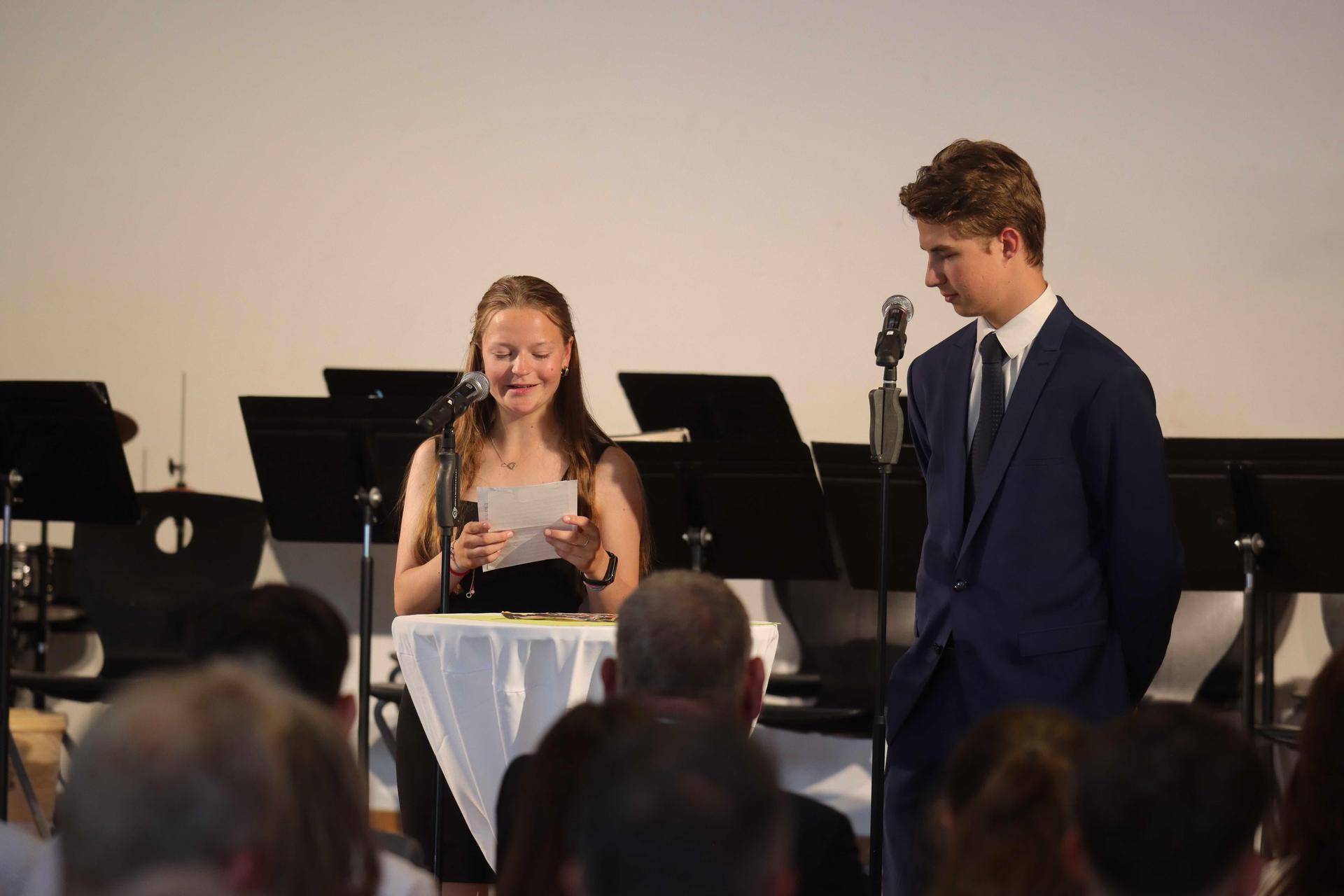 Halten eine kurze Rede in der Evangelischen IGS: Leonie Opitz und Daniel Neutel. (Foto: tau)