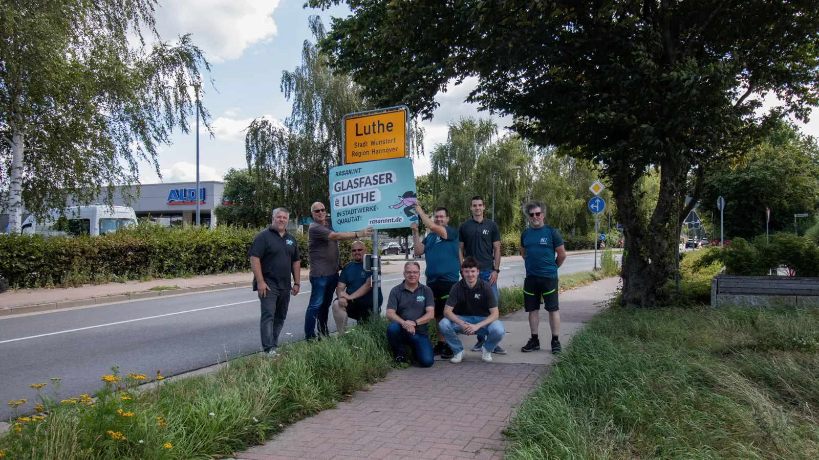 Vor dem Luther Ortsschild: Das Rasannnt-Team aus Neustadt. (Foto: privat)