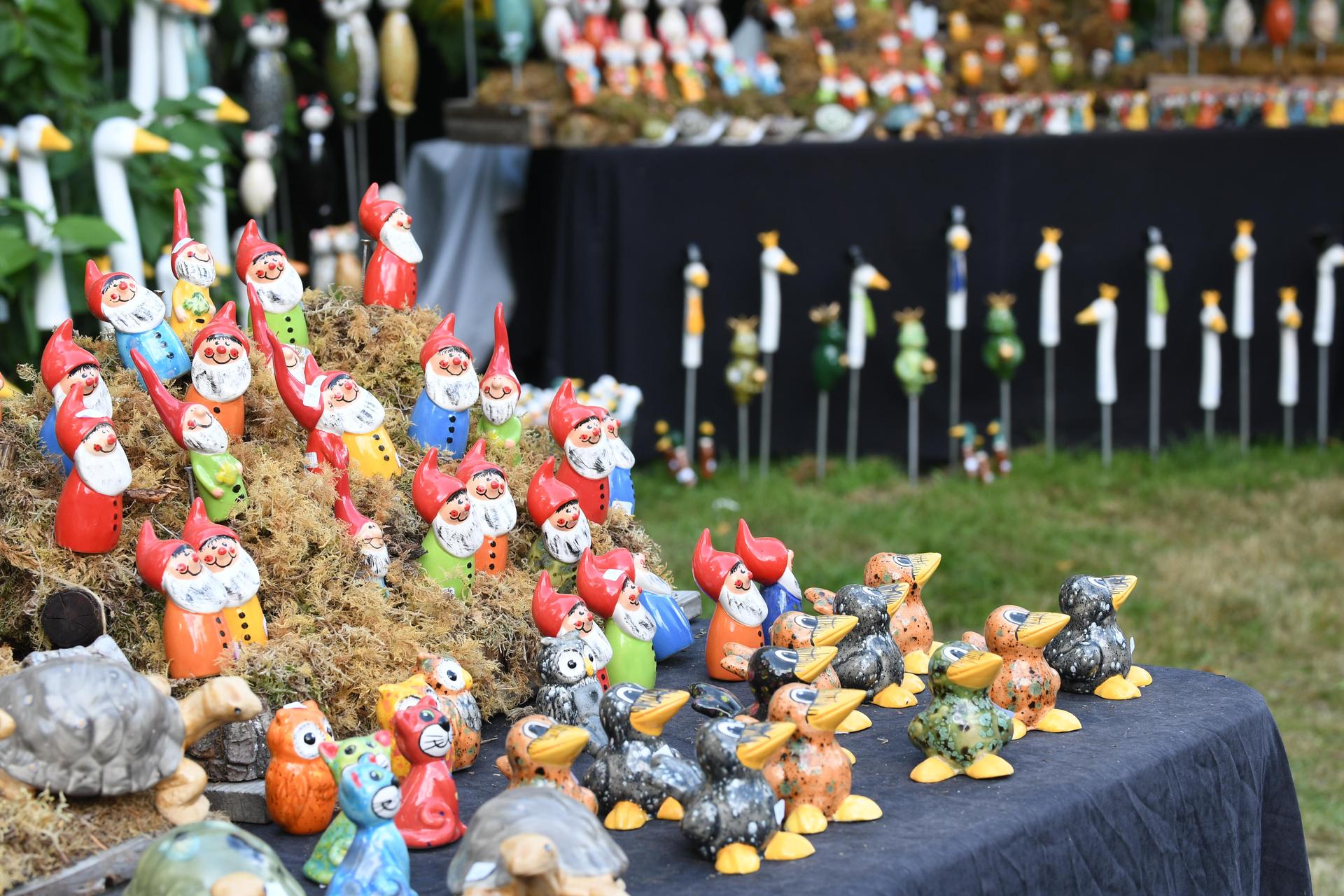 Drei Tage lang verwandelte sich das Rittergut Remeringhausen in ein Paradies für Garten- und Kunstliebhaber: Das beliebte Fest „Romantic Garden“ feierte seinen 25. Geburtstag. Bei strahlendem Sommerwetter strömten zahlreiche Besucherinnen und Besucher auf das idyllische Gutsgelände, um ein abwechslungsreiches Programm aus Ausstellungen, Musik und kulinarischen Angeboten zu genießen. Die gut gelaunten Gäste und das hervorragende Wetter sorgten für beste Stimmung, und auch die Aussteller zeigten sich rundum zufrieden. (Foto: nd)