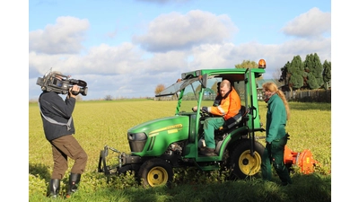 „Professionell und leistungsstark“: Lebenshilfe-Mitarbeiter Martin Hänisch fährt bei den NDR-Dreharbeiten den Trecker.  (Foto: privat)