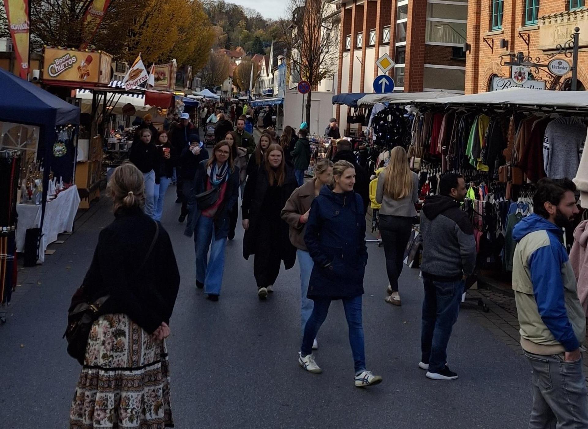 Gut besuchter Markt am Dienstagmittag. (Foto: ds)