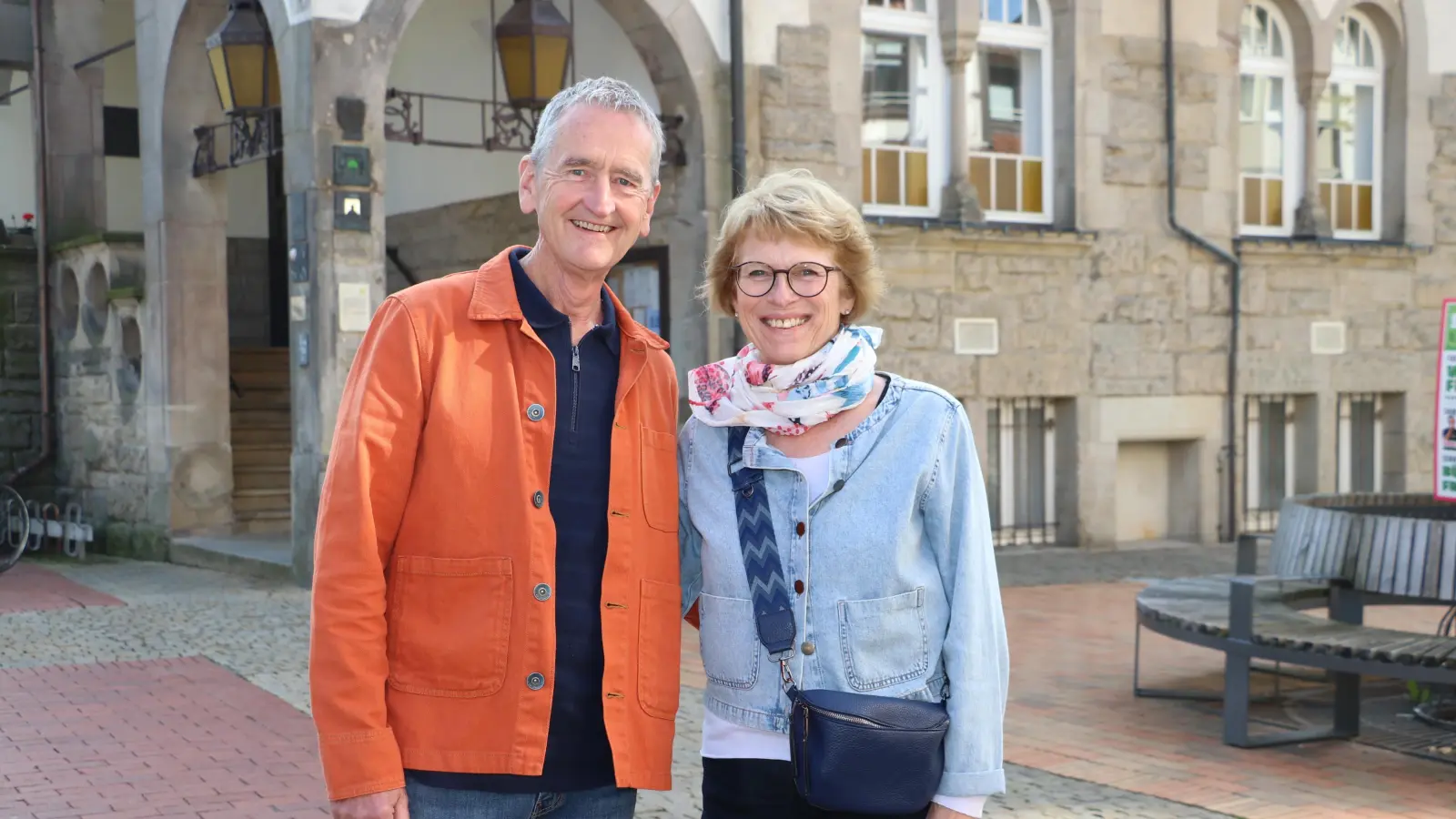 Vor dem Rathaus: Beate ter Hell und Dr. Dirk Ludolph.  (Foto: gi)