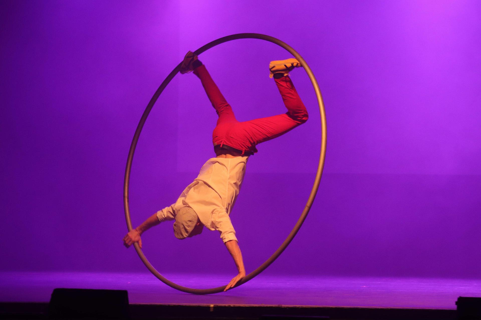 Mit Cyr Wheel: Herr Benedict mit einer eleganten, dynamischen und präzisen Inszenierung. (Foto: tau)