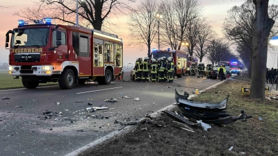 An der Unfallstelle: Die Feuerwehr. (Foto: Feuerwehr)
