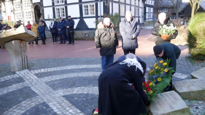 Mit der Kranzniedrlegeung am Mahnmal endete die Gedenkveranstaltung.