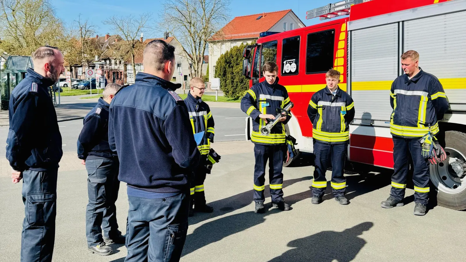 Vor der Feuerwehrwache: Teilnehmer des Ausbildungslehrgangs. (Foto: Feuerwehr)