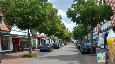 Keine Fußgängerzone in der Hauptsaison: Die Graf-Wilhelm-Straße. (Foto: wb)