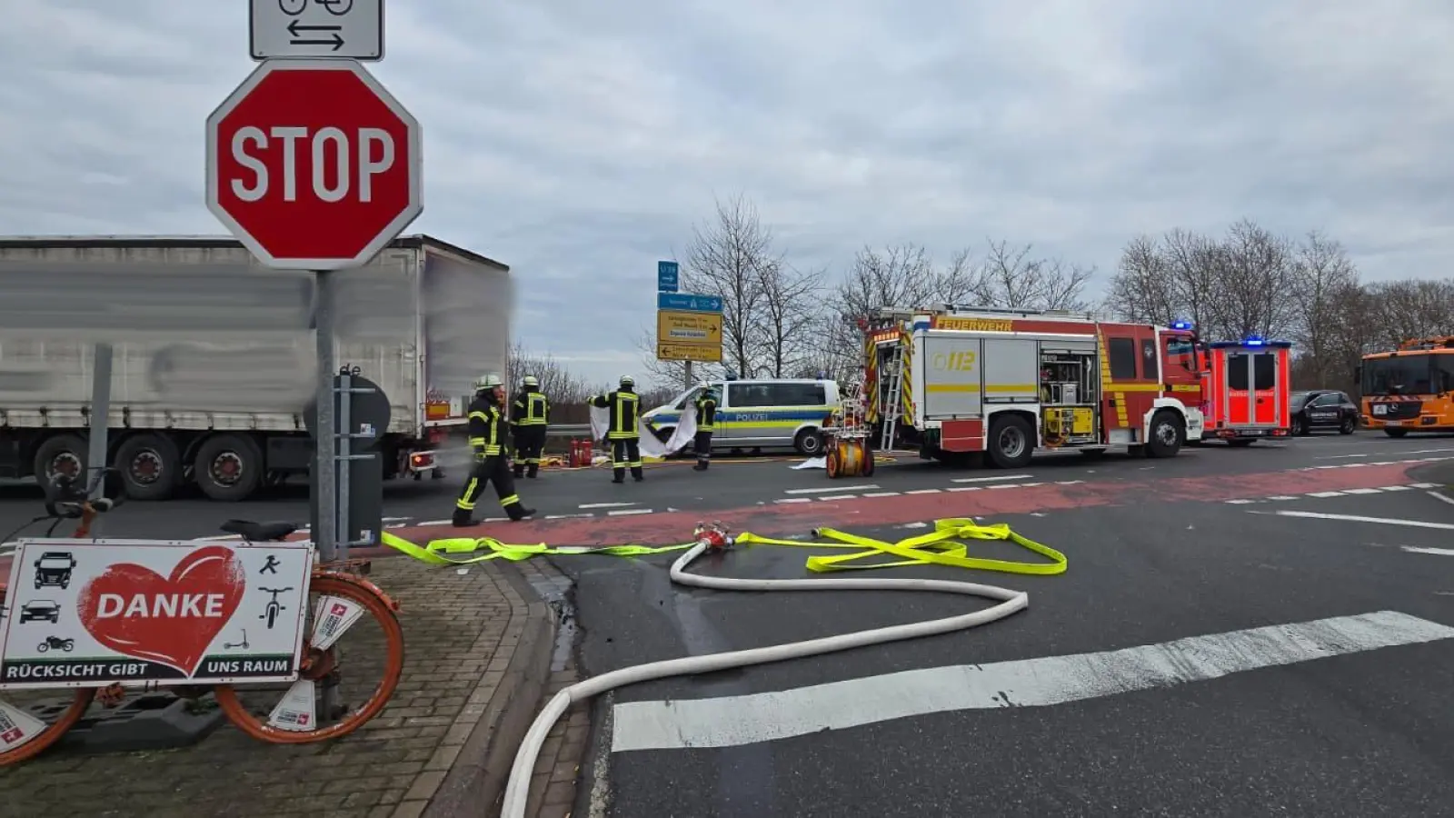 An unfallträchtiger Kreuzung: Die Feuerwehr ist wieder im Rettungseinsatz. (Foto: Feuerwehr)