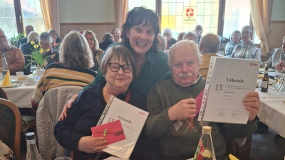 Ralfina Raschinhg (Mitte) mit den geehrten Monika und Adolf Pickert.  (Foto: privat)