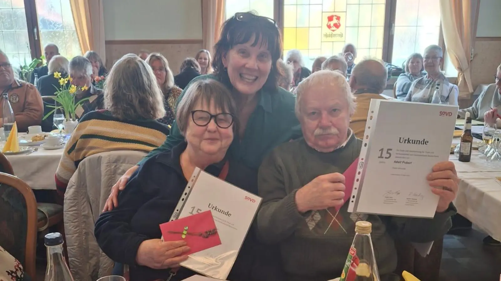 Ralfina Raschinhg (Mitte) mit den geehrten Monika und Adolf Pickert.  (Foto: privat)