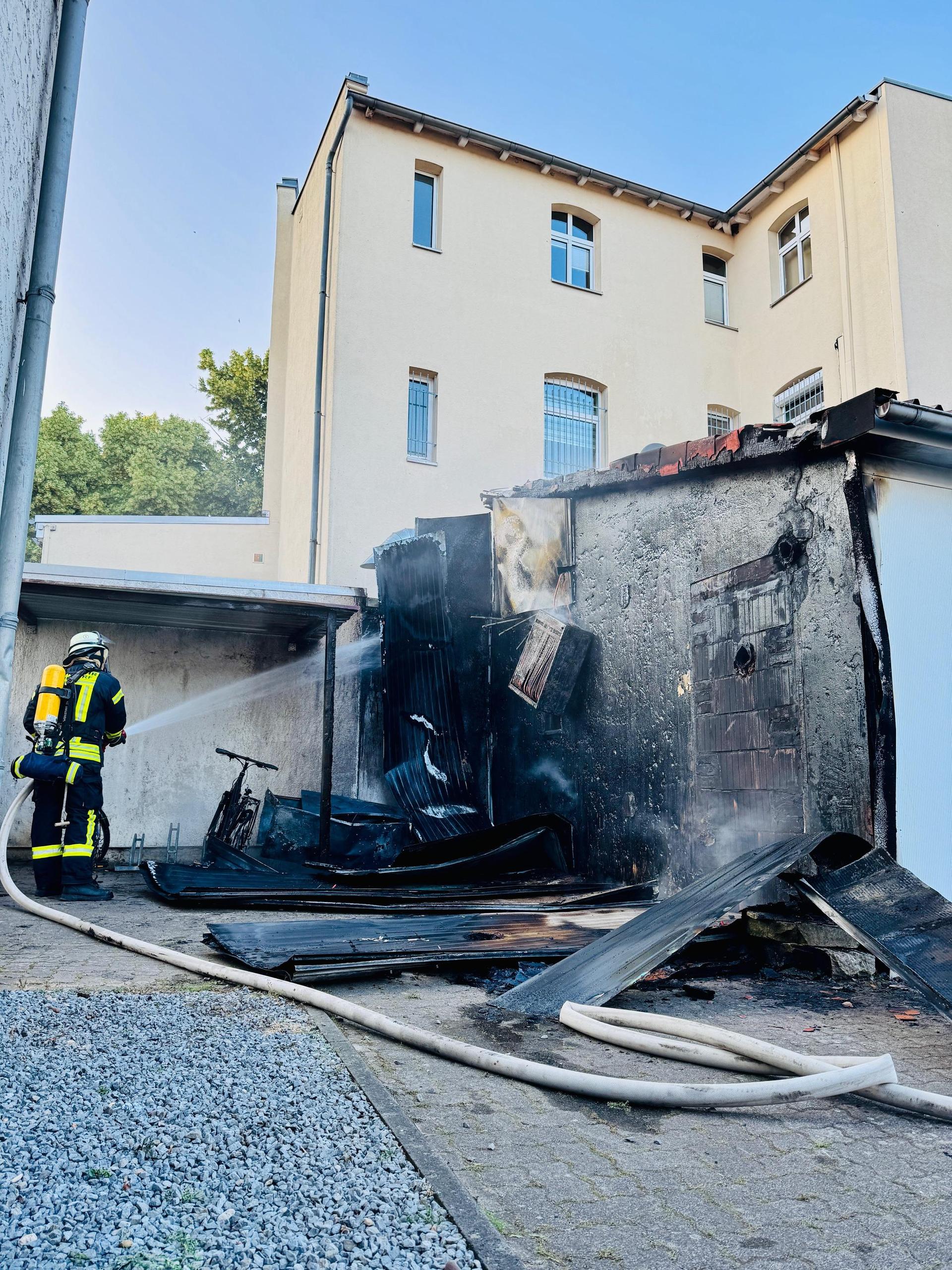 Bei den Löscharbeiten: Die Feuerwehr im Einsatz. (Foto: Feuerwehr)