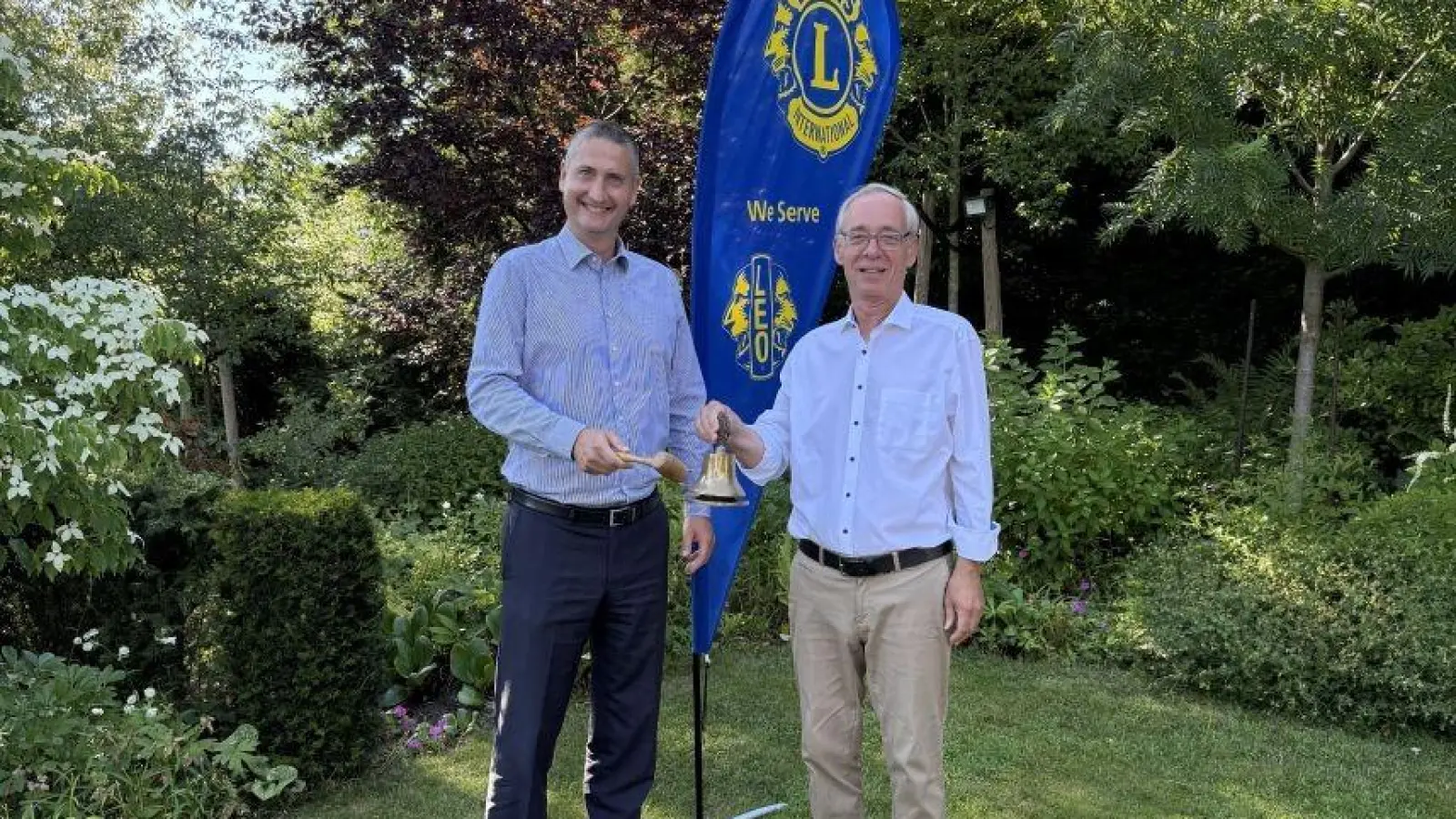 Übergabe der Glocke (v.li.): Andreas Mahn und Carsten Vogt. (Foto: privat)