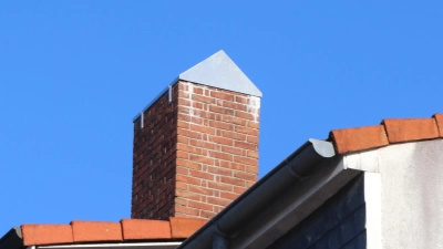 Abwehrhaube auf dem Schornstein: Der Bokeloh-Storch wird nun doch in der Nähe der alten „Wohnung“ auf einem Masten ein neues Nest bauen müssen. (Foto: gi)