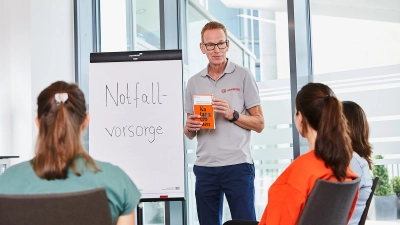 Erklärt die Grundlagen: Ein Erste-Hilfe-Trainer der Johanniter. (Foto: Henning Stauch)