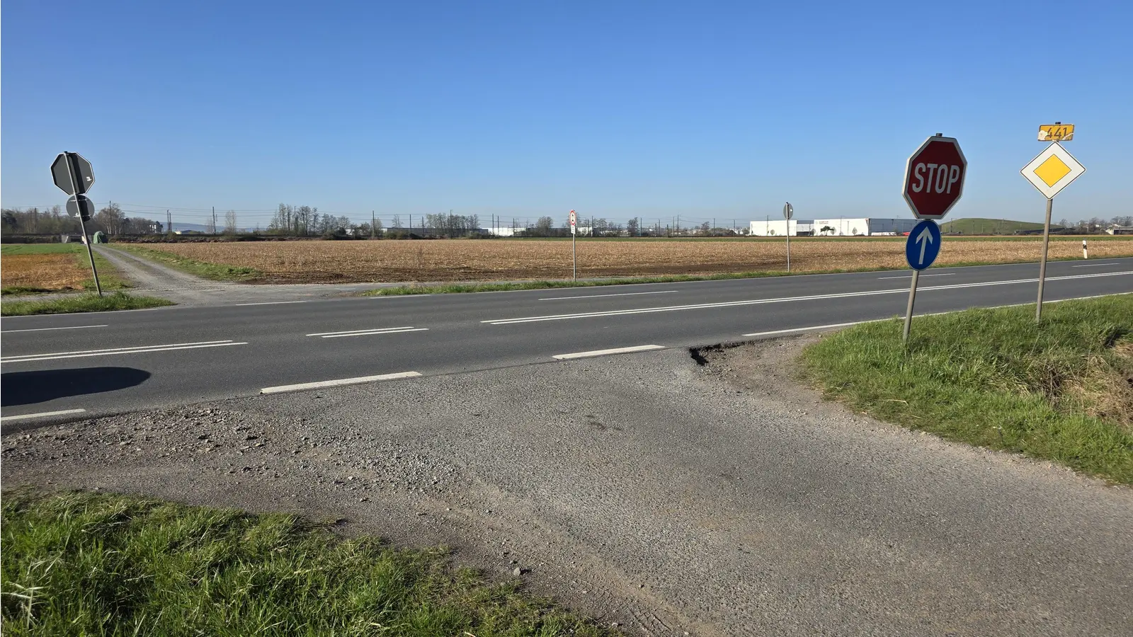 Einmündungsbereich lädt zum Abbiegen ein: Der Wirtschaftsweg darf allerdings nur von Landwirten zum Überqueren der Bundesstraße genutzt werden. (Foto: tau)