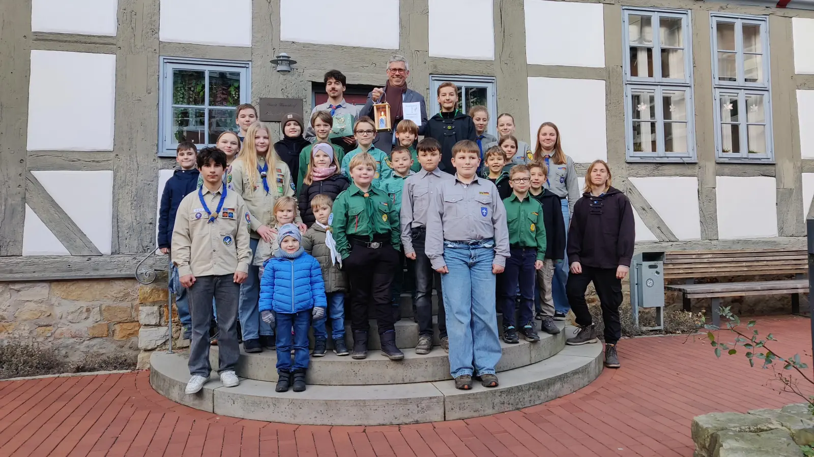 Bürgermeister Carsten Piellusch empfängt das Friedenslicht von den Pfadfindern. (Foto: privat)