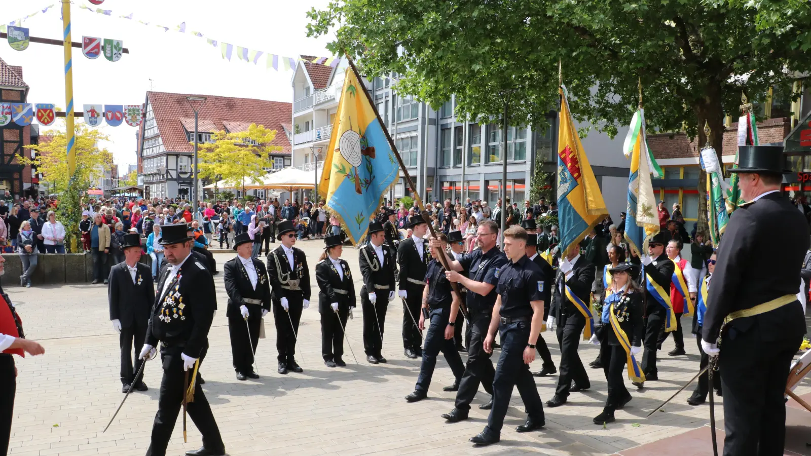 Fahneneinmarsch zum großen Festumzug. (Foto: gi)