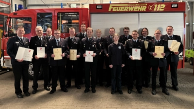 Mit Urkunden: Die geehrten und beförderten Kameradinnen und Kameraden. (Foto: Feuerwehr)
