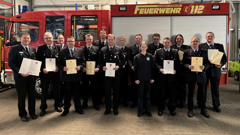Mit Urkunden: Die geehrten und beförderten Kameradinnen und Kameraden. (Foto: Feuerwehr)